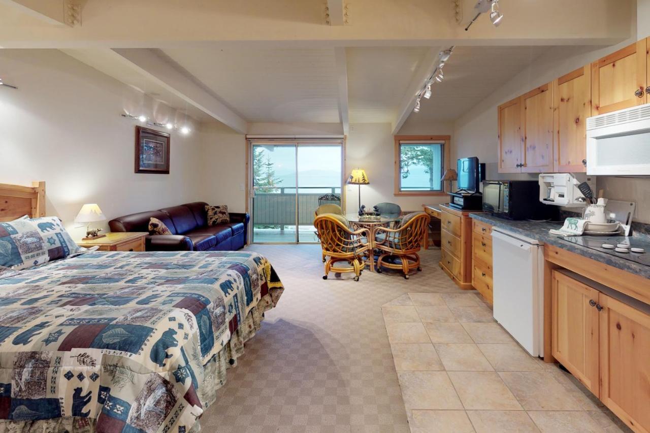 Many Springs Lakefront Condos Bigfork Room photo