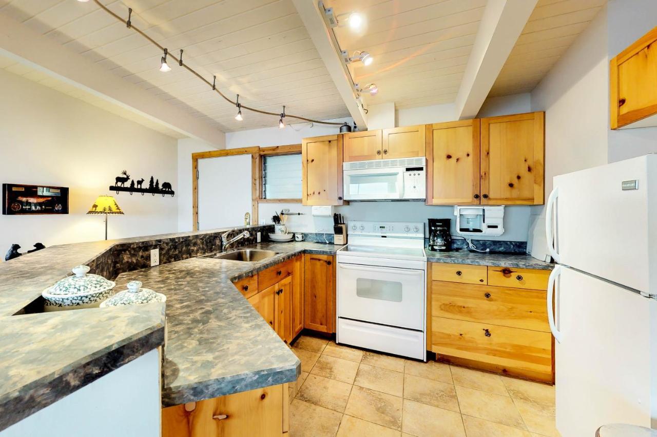 Many Springs Lakefront Condos Bigfork Room photo