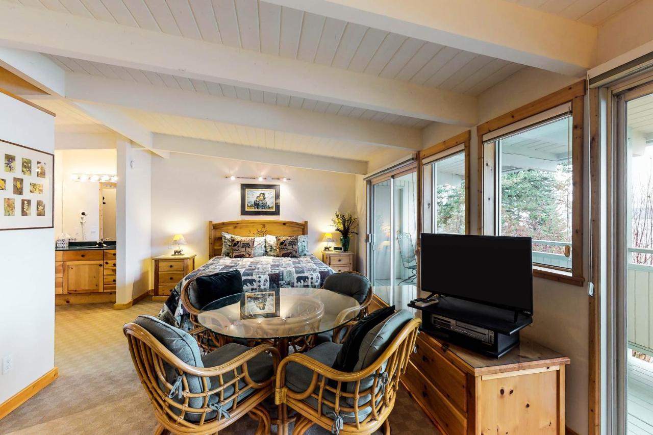 Many Springs Lakefront Condos Bigfork Room photo