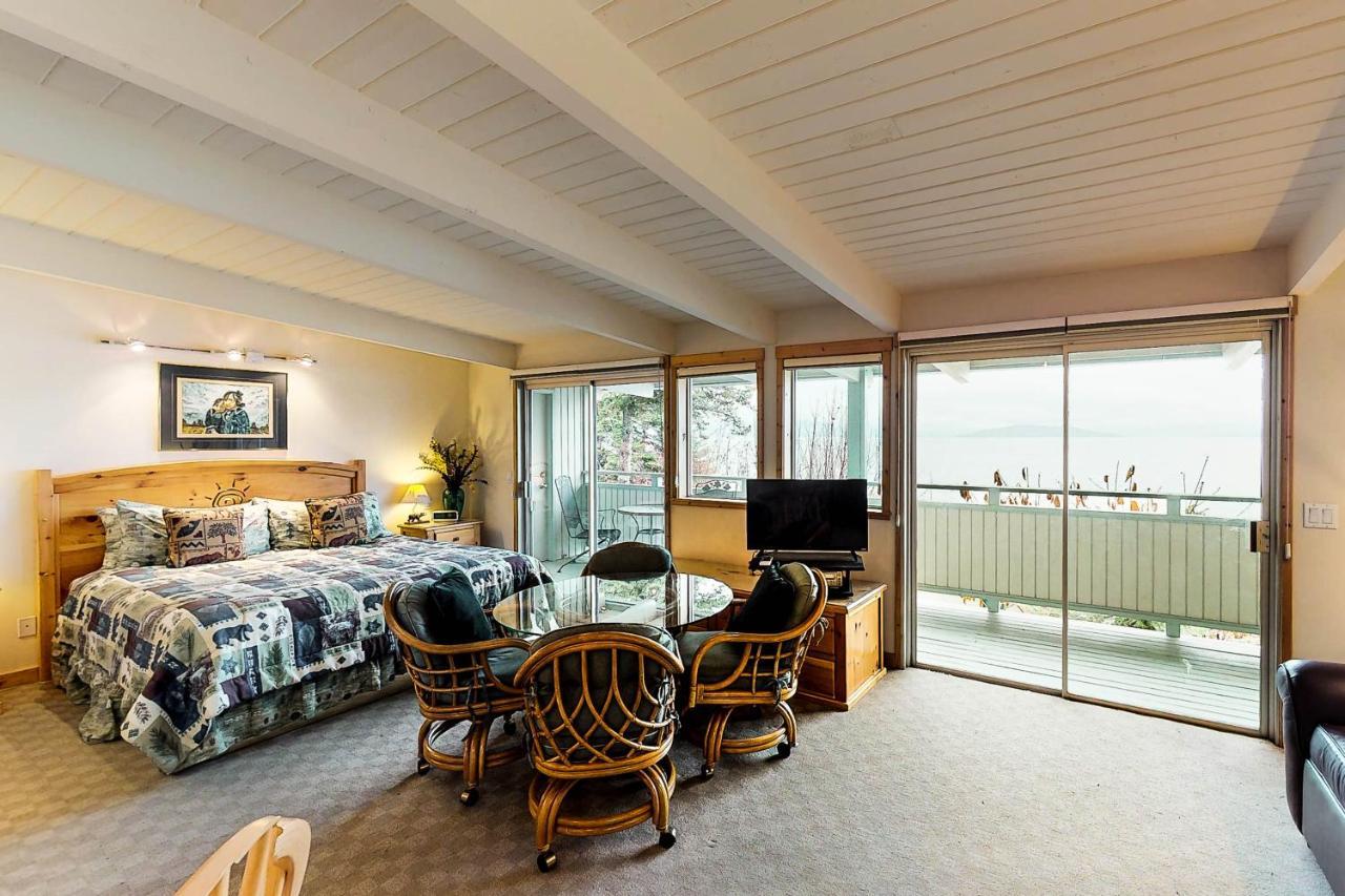 Many Springs Lakefront Condos Bigfork Room photo